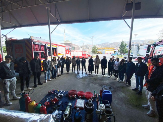 İtfaiyecilik kursunda öğrenciler saha eğitimlerine başladılar.