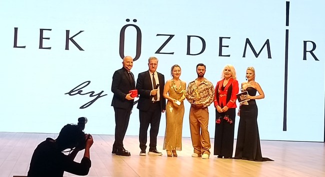 Gönenli kadınlar ile İstanbullu modacılar el ele "Geleneğe Tutunmak" ile ödüllerini aldılar.