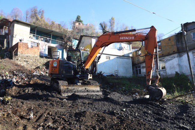 Erdem, '' Fen İşleri Müdürlüğü’ne bağlı ekiplerimiz özveriyle çalışıyor. ''