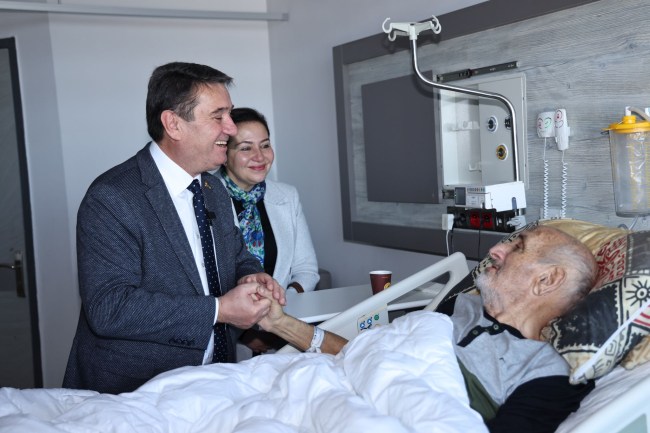 Başkan Erdem, hastanede yatan hastaları ve sağlık çalışanlarını ziyaret etti.