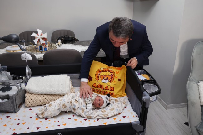 Başkan Tahsin Erdem’den ‘Hoş Geldin Bebek’ Ziyaretleri