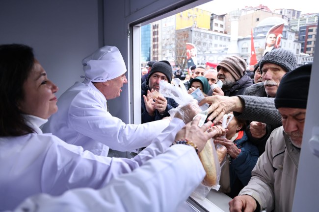 Zonguldak Belediyesi İlk Halk Ekmek Büfesini Hizmete Açtı