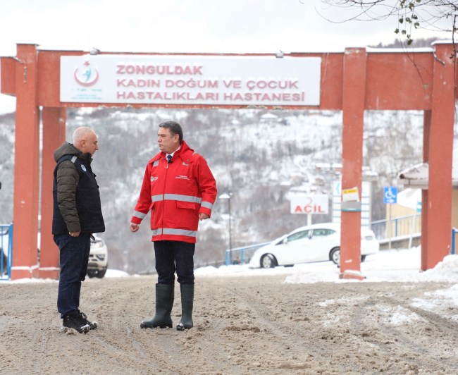 Hastane yollarının ulaşıma açık olması için yoğun çaba sarf ediliyor