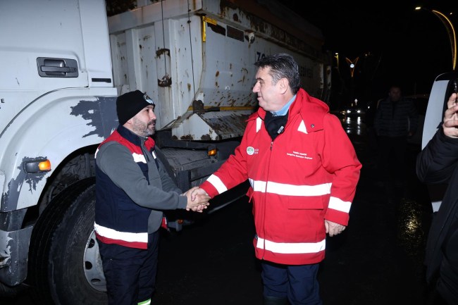 Başkan Erdem, çalışmalarda olan ekibini gece yarısı yerinde inceledi.