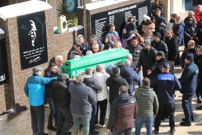 İlhami Üstün son yolculuğuna gözyaşları içinde uğurlandı.