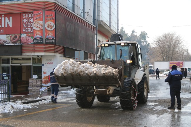 Kdz. Ereğli Belediyesi, kar kütlelerini temizliyor.