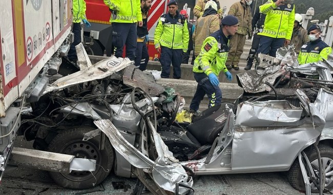 Tır'ın altına giren otomobil de 4 kişi hayatını kaybetti.