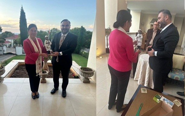 Tıskaoğlu, Büyükelçi Yıldırımgeç’e madenci kıyafetli heykeli taktim etti