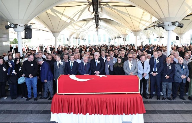 Başkan Erkmen'in babası son yolculuğuna uğurlandı.