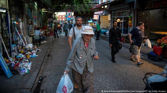İzmirli emekli temsilcileri isyan etti... İnsanlıktan çıktık yaratık olduk!