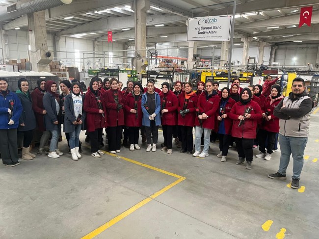 ELCAB Kablo'da '' 8 Mart Dünya Emekçi Kadınlar Günü'nde '' emekçi kadınları güllerle andılar.