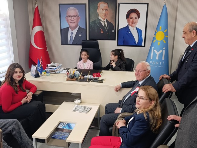 Başkan Erkmen, bayram geleneğini bozmayarak koltuğunu geleceğin teminatı olan çocuklara devretti.