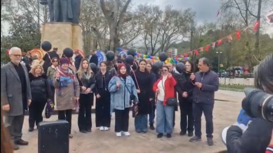 23 Nisan Ulusal Egemenlik ve Çocuk Bayramı’nı gökyüzüne saldıkları siyah balonlarla kutladılar