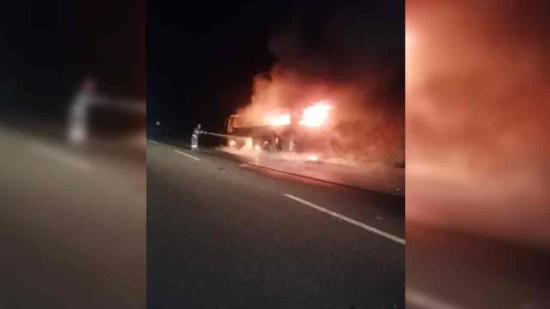Otoyolda korkutan olay… Midibüs alev alev yandı