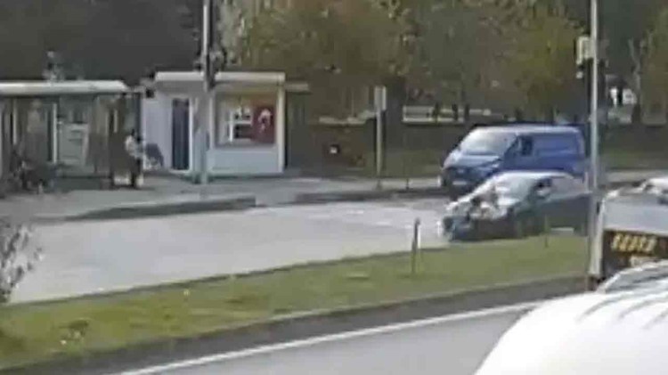Bisikletli çocuğa çarpan otomobil'in kaza anı güvenlik kamerasına yansıdı