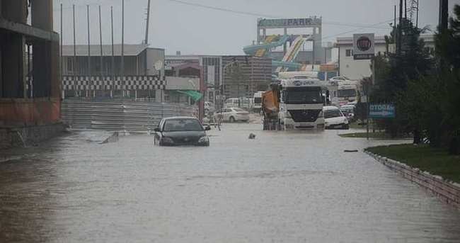 Zonguldak’ta etkili olan şiddetli sağanak yağış kenti olumsuz etkiledi