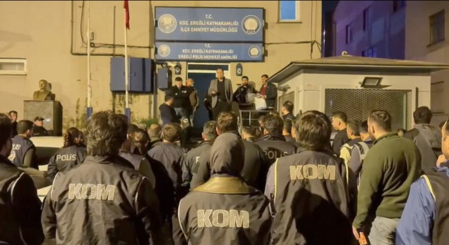 Operasyonda çok sayıda silah, mühimmat ve uyuşturucu madde ele geçirildi.
