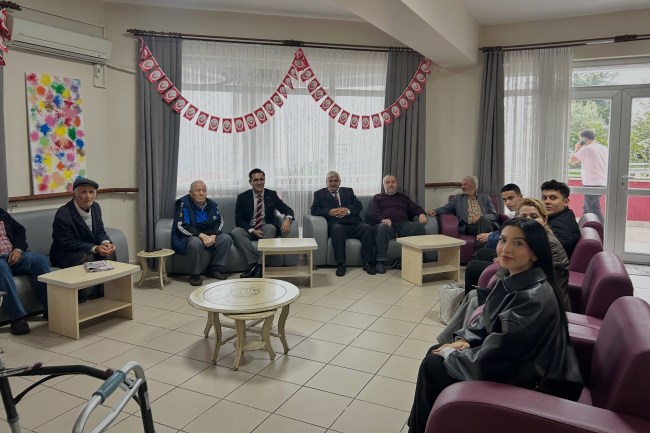 İYİ Parti Zonguldak İl Gençlik Kolları, Huzurevinde kalan yaşlılarla bir araya geldi