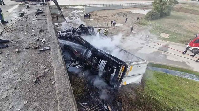 Feci Kaza… TIR, köprüden uçup yandı…