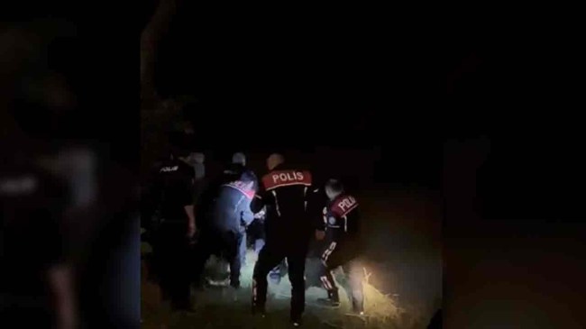 Terk edildi Irmağa atladı… Ekipler kurtardı…