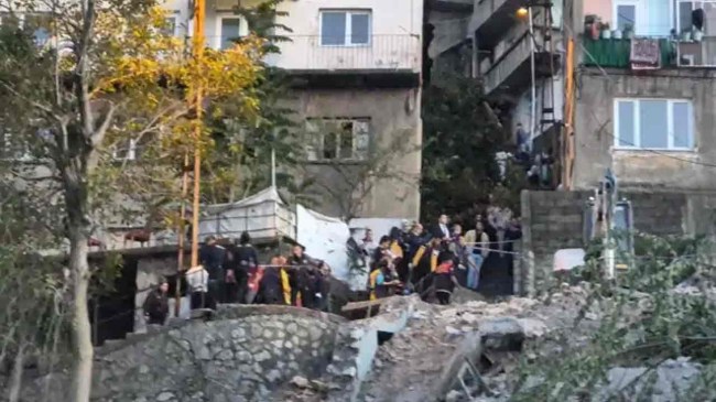 İki kişi enkaz altında kaldı...