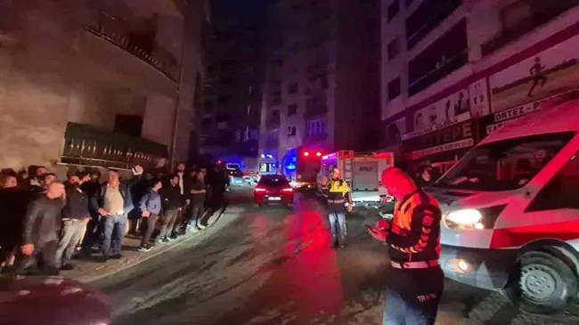 Enkaz altında kalan 2 kişiden birinin cansız bedeni çıkarıldı...