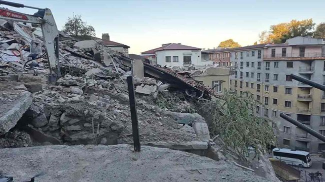 Göçük olayında çevredeki 7 bina 13 dairede yaşayanlar tahliye edildi.