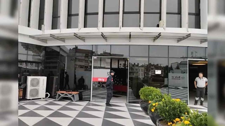 Sabah'ın erken saatlerinde belediyeye operasyon yapıldı...