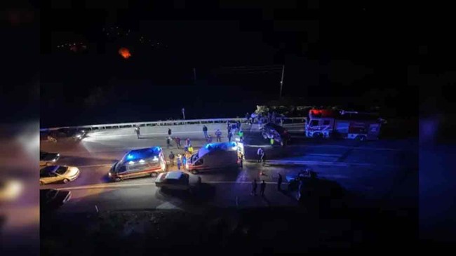 Akçakoca-Kocaali yolu üzerinde meydana gelen kazada araçlar savruldu