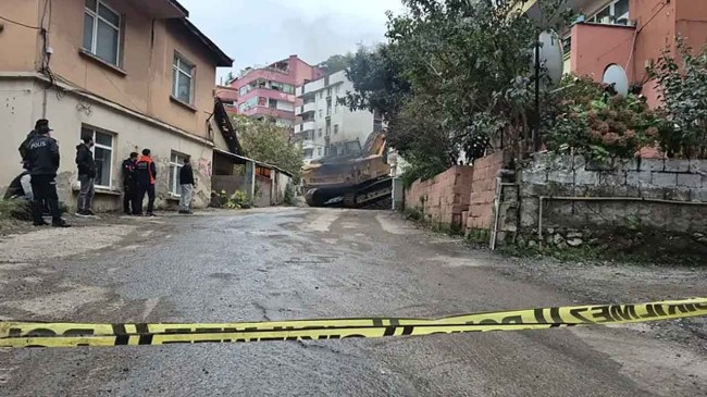 Riskli apartmanın yıkımı başladı…