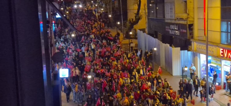 Binlerce vatandaş Cumhuriyet yürüyüşünde…