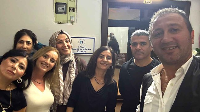 Dernek yönetimi, çiğ köfte ve karaoke gecesinde kursiyerleriyle bir araya geldi.