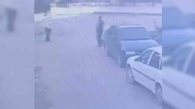 Hırsızlık anı çevredeki bir iş yerinin güvenlik kamerasına yansıdı.