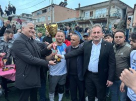 Milletvekili Bozkurt, Final maçındaki sporcuları yalnız bırakmadı.