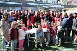 Şampiyonlara minik öğrencilerden sürpriz.