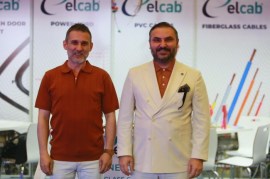 Varlıkları ile birbirlerine destek veren güç katan iş insanları