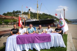 Alemdar gemisi önünde imza töreni düzenlendi