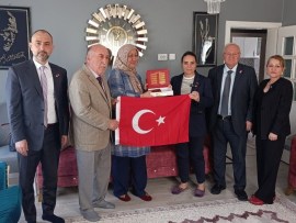 İYİ Parti Adana milletvekili Ayyüce Türkeş, şehit ailesine Türk Bayrağı ve Kuran-ı Kerim hediye etti.