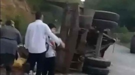 Traktör römorku devrildi… Çok sayıda yaralı var…