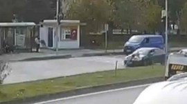 Bisikletli çocuğa çarpan otomobilin kaza anı güvenlik kamerasına yansıdı
