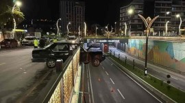 Köprü korkuluklarına çarpan otomobil askıda kaldı…