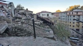 Göçük olayında çevredeki 7 bina 13 dairede yaşayanlar tahliye edildi.