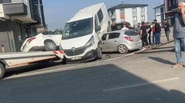 Park halindeki otomobile çarptı...Kazada, 3 kişi yaralandı...