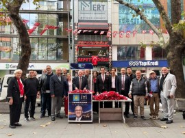Türk Bayrağı dağıtan İYİ Parti halkla birlikte Cumhuriyet'i coşkuyla kutlandı