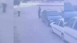 Hırsızlık anı çevredeki bir iş yerinin güvenlik kamerasına yansıdı.